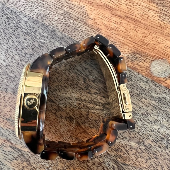 Michael Kors tortoise shell watch in gold. - Picture 3 of 5